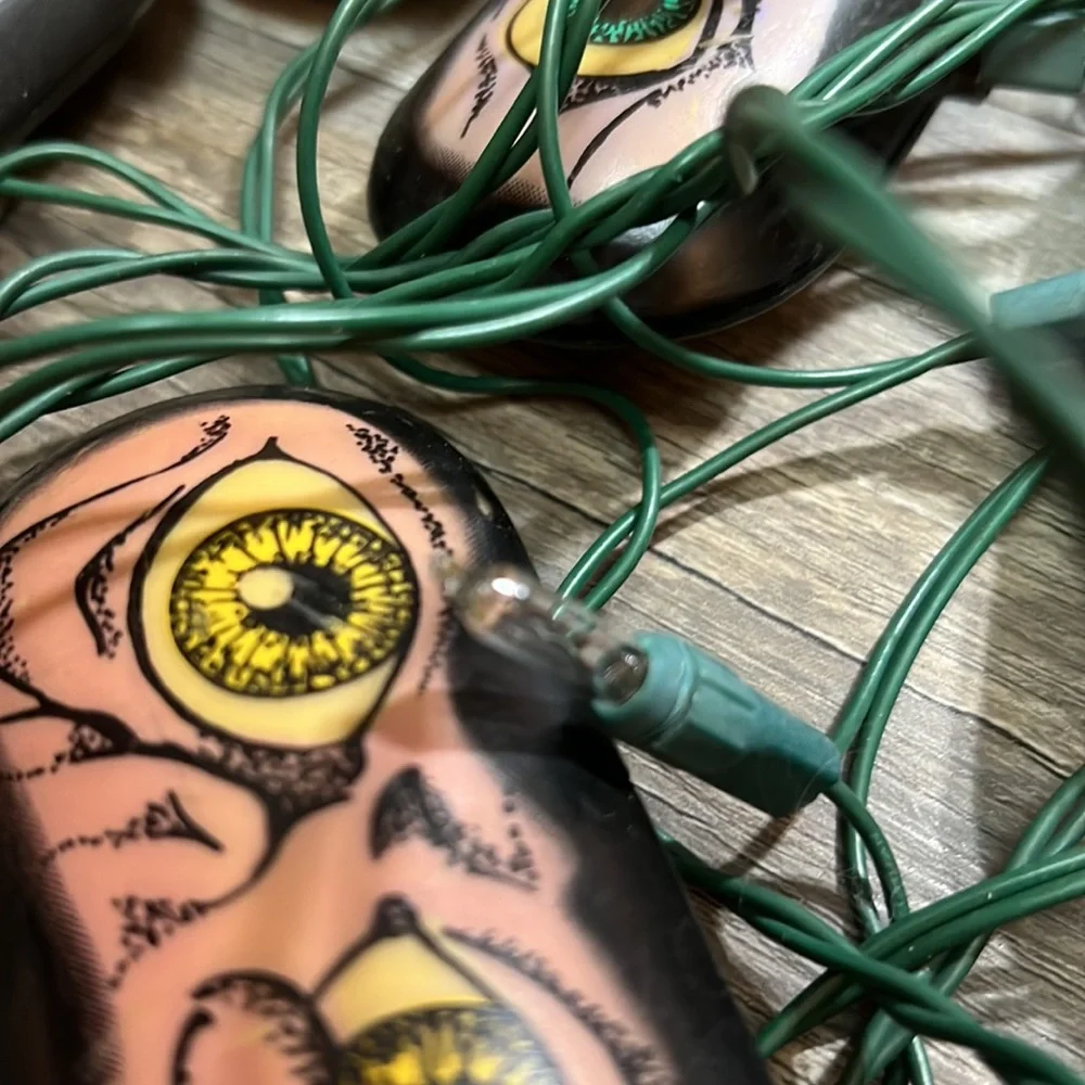 Halloween 🎃 a green eyes 👀 lights 9 glowing vintage retro 4x2” each outdoors